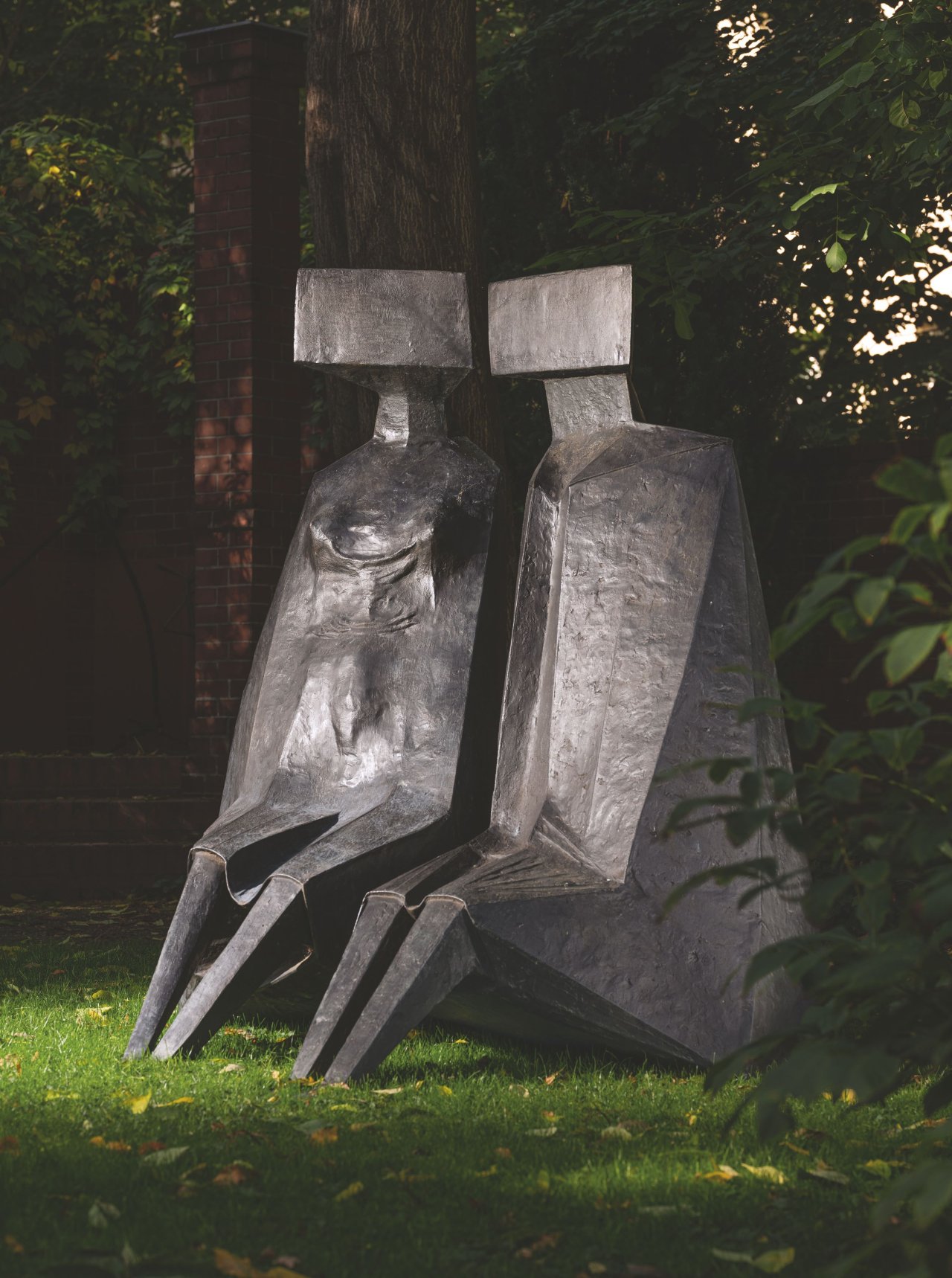 This picture shows the following artwork: Lynn Chadwick. ”Sitting Figures”. 1979/80.