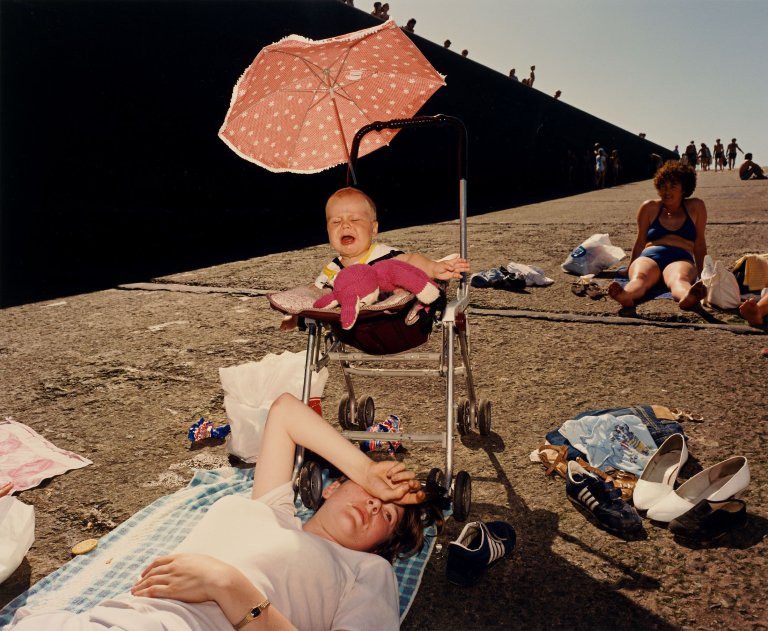 Auf diesem Bild ist das folgende Kunstwerk zu sehen: Martin Parr. New Brighton, Merseyside, aus der Serie „The Last Resort“. 1983 –1986.