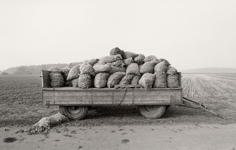 Auf diesem Bild ist das folgende Kunstwerk zu sehen: Heinrich Riebesehl. „Schillerslage, Hannover, Oktober 1978“, aus der Serie „Agrarlandschaften“, 1976–1979. 1978.