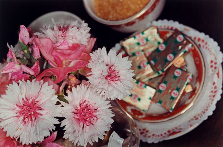 Auf diesem Bild ist das folgende Kunstwerk zu sehen: Martin Parr. „Flowers“. 1997.