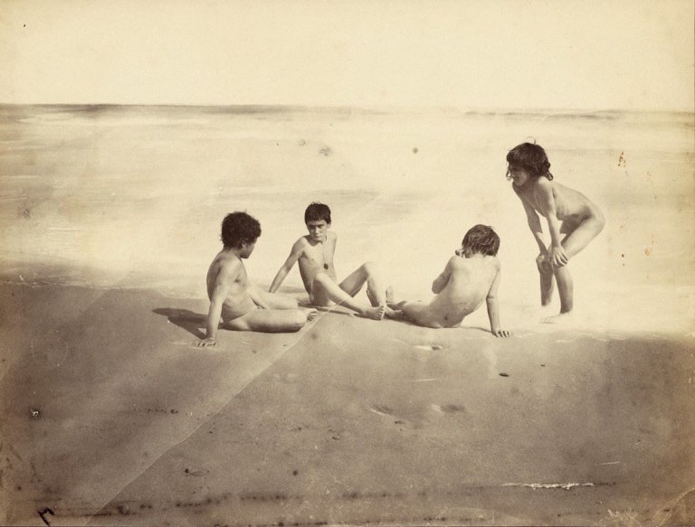 Auf diesem Bild ist das folgende Kunstwerk zu sehen: Wilhelm von Gloeden. Ohne Titel (Am Strand). 1890–1900.