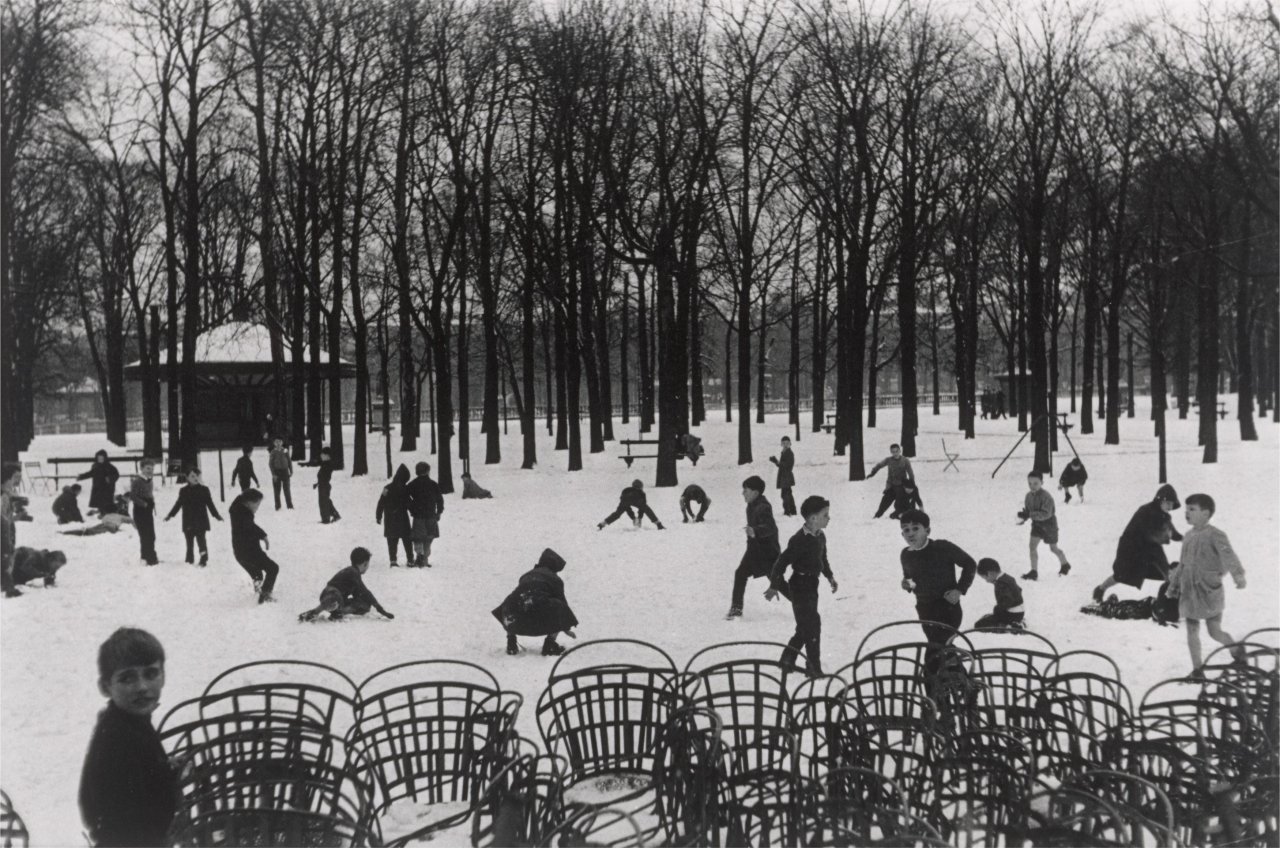 This picture shows the following artwork: Édouard Boubat. ”Jardin du Luxembourg: premièr neige, Paris”. 1955.