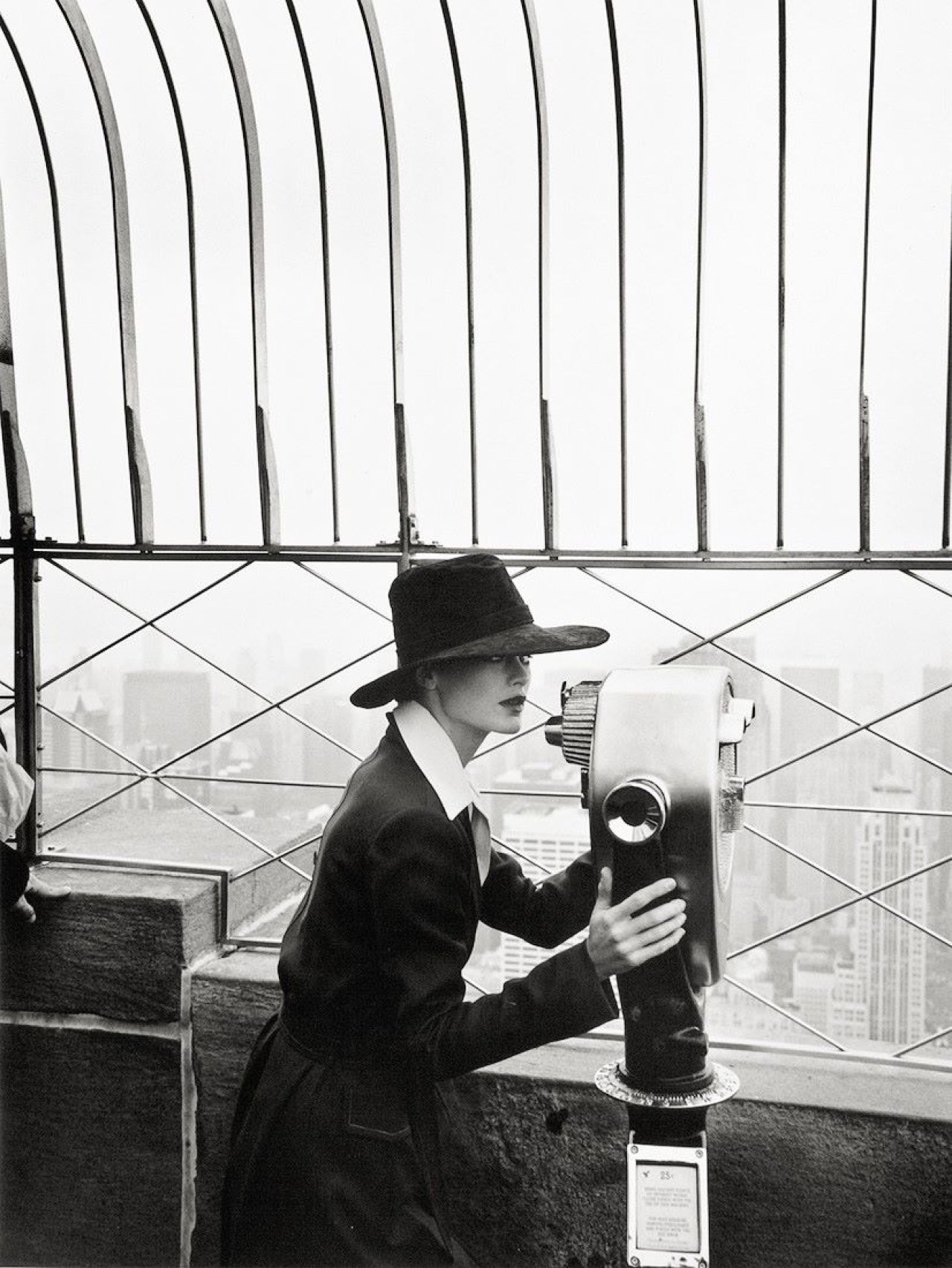 This picture shows the following artwork: Pamela Hanson. „Empire State, German Vogue“. 1996.