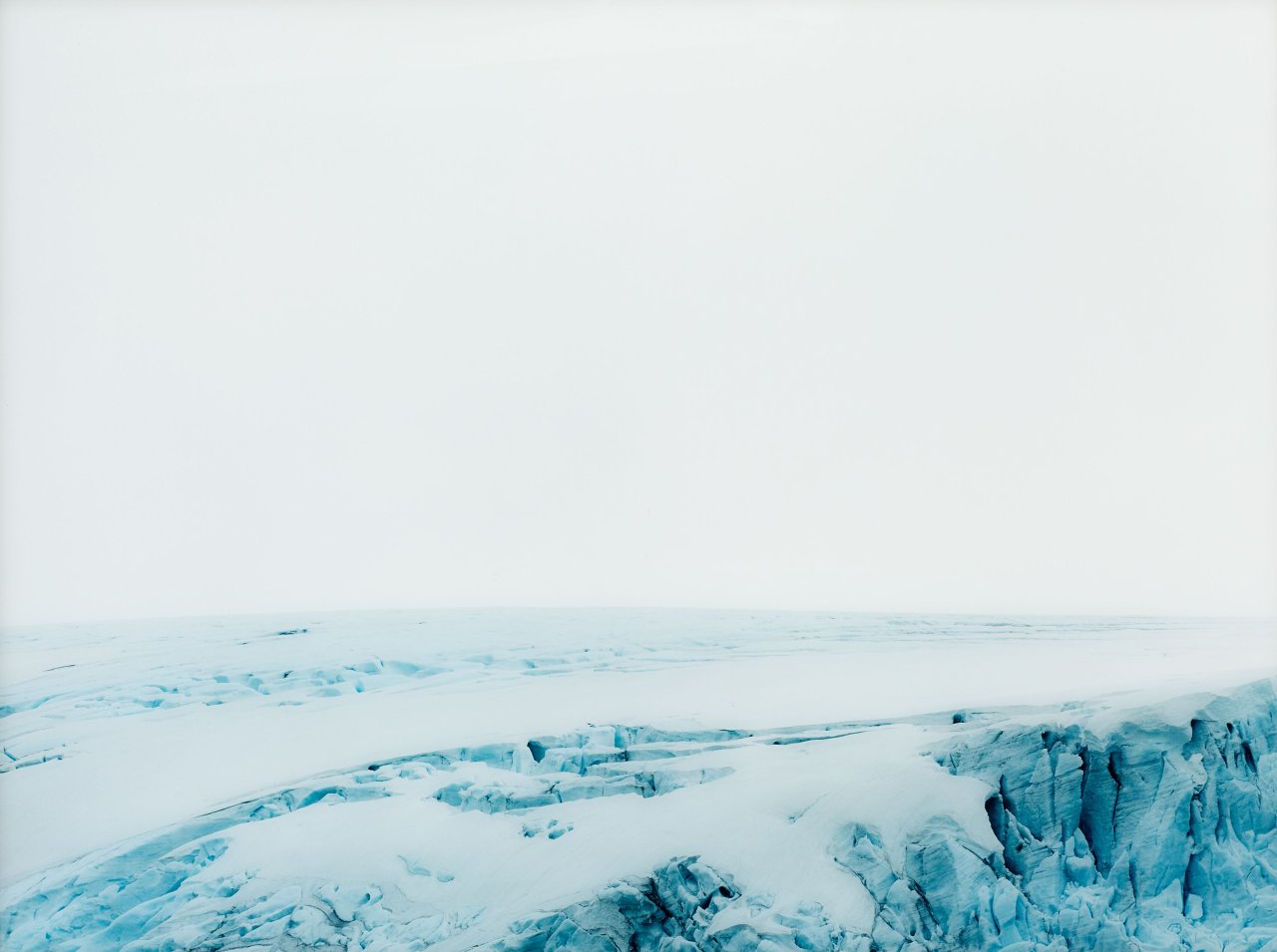 Auf diesem Bild ist das folgende Kunstwerk zu sehen: Axel Hütte. „Folgefonnbreen“, Norway, aus der Serie „North South“. 2000.