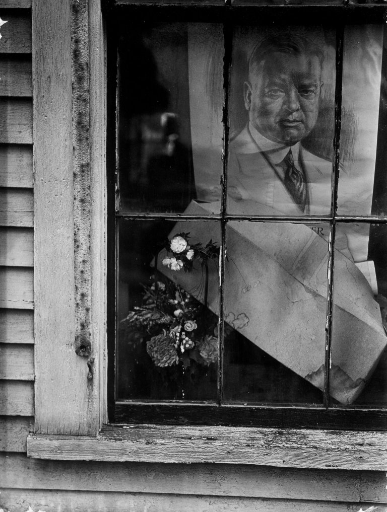 Auf diesem Bild ist das folgende Kunstwerk zu sehen: Walker Evans. Political Poster (Herbert Hoover) in House Window, Wellfleet, Massachusetts. 1929.