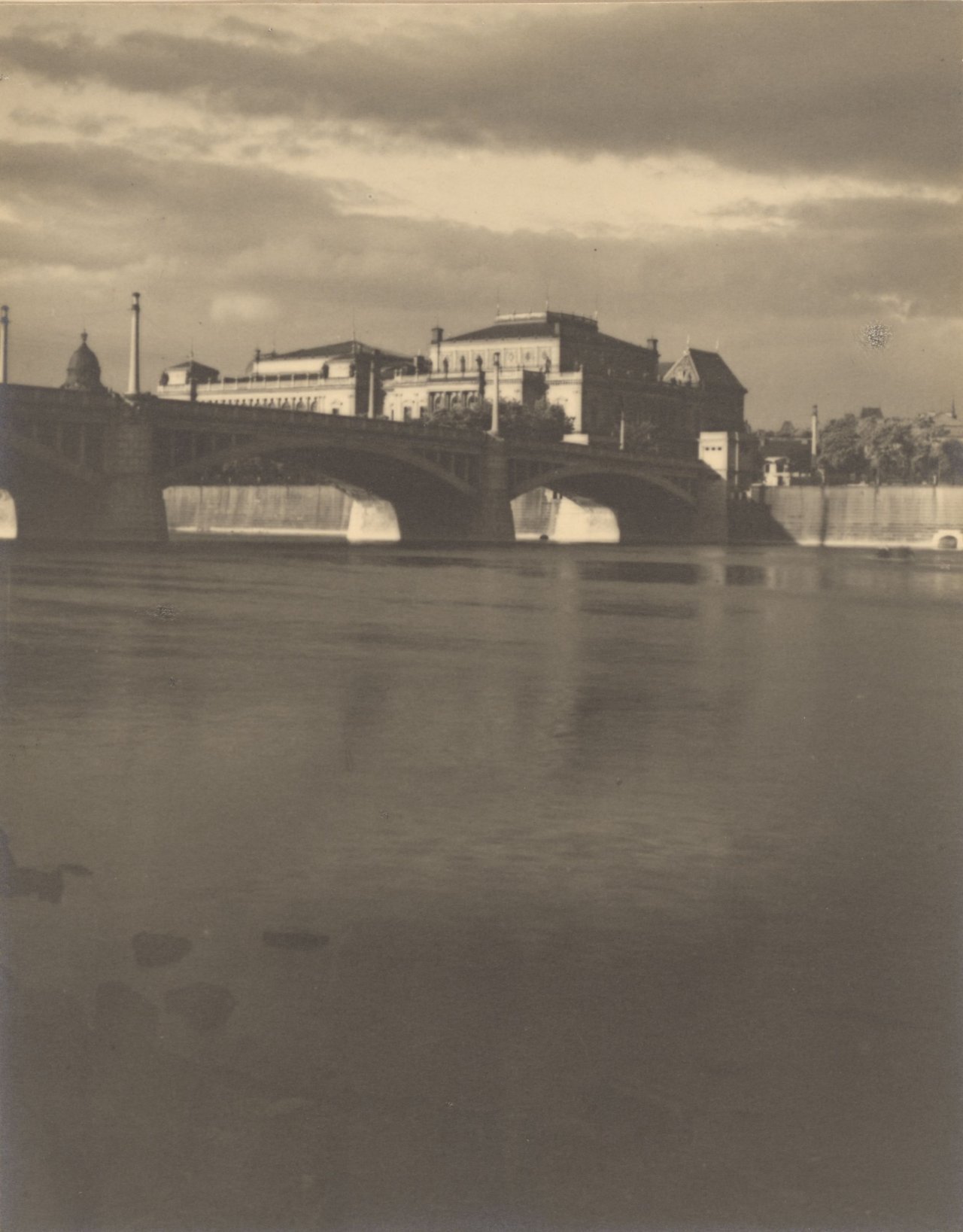 Auf diesem Bild ist das folgende Kunstwerk zu sehen: Josef Sudek. Jiraskuvbrücke, Prag. Um 1922/24.