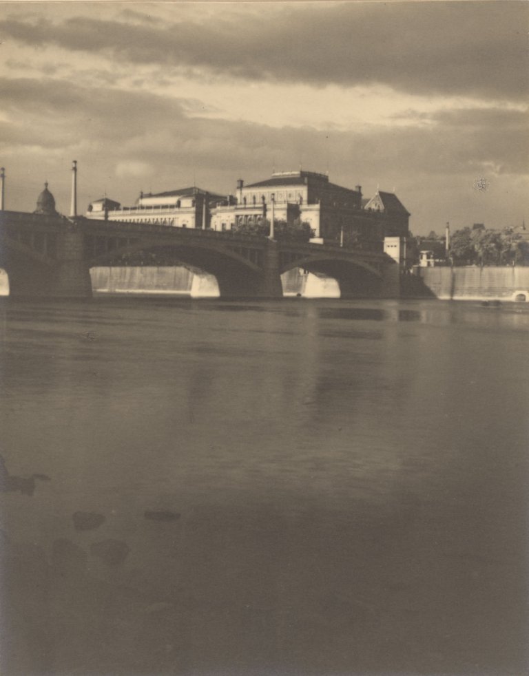 Auf diesem Bild ist das folgende Kunstwerk zu sehen: Josef Sudek. Jiraskuvbrücke, Prag. Um 1922/24.