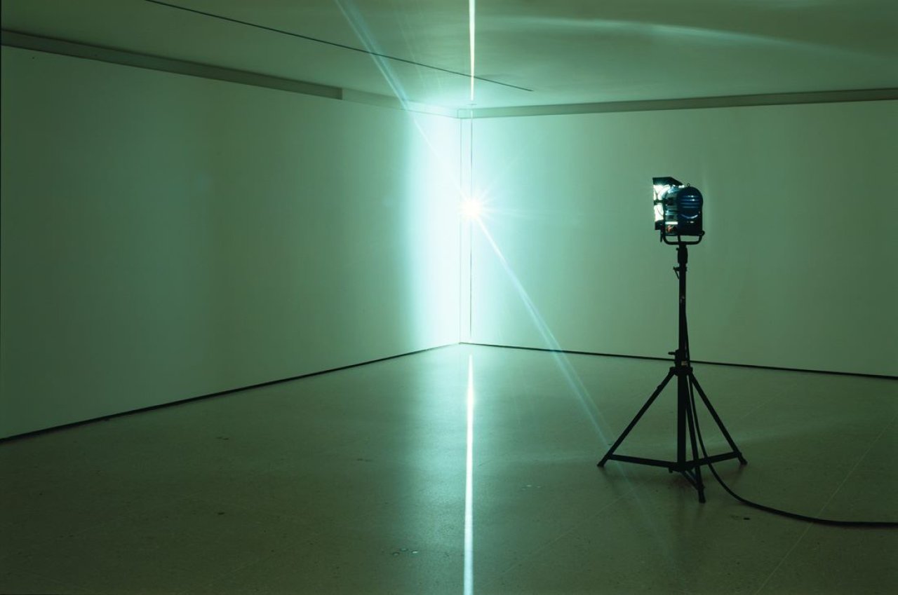 Auf diesem Bild ist das folgende Kunstwerk zu sehen: Olafur Eliasson. „Moving corner“. 2004.
