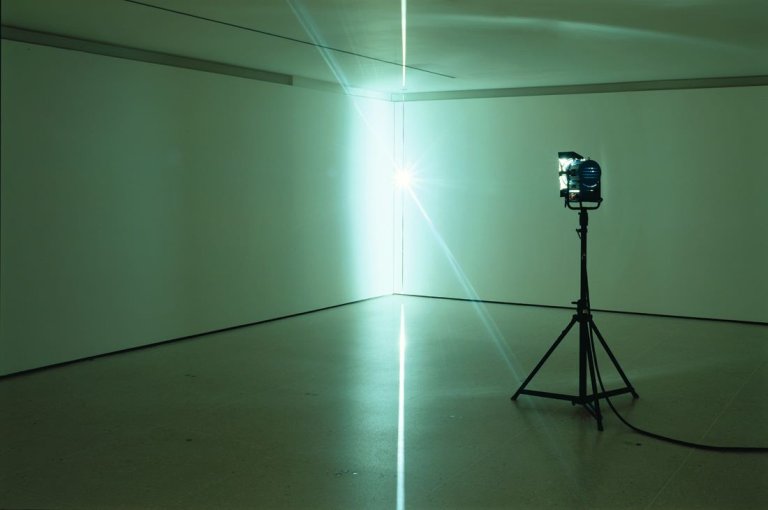 Auf diesem Bild ist das folgende Kunstwerk zu sehen: Olafur Eliasson. „Moving corner“. 2004.