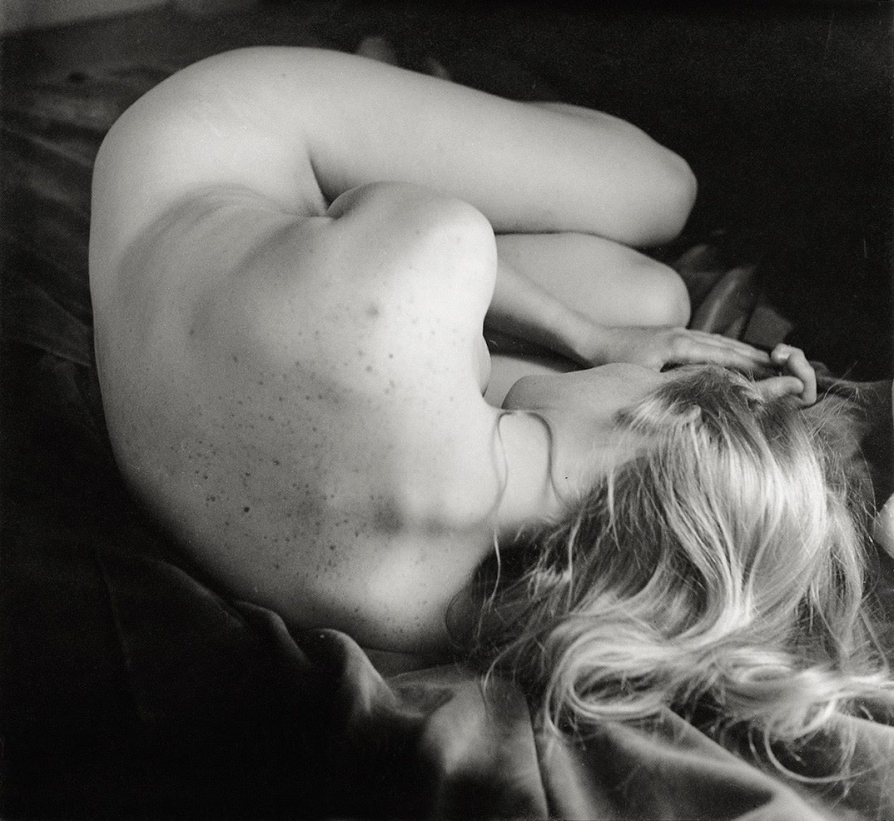 Auf diesem Bild ist das folgende Kunstwerk zu sehen: Imogen Cunningham. Phoenix lying on her side. 1968.