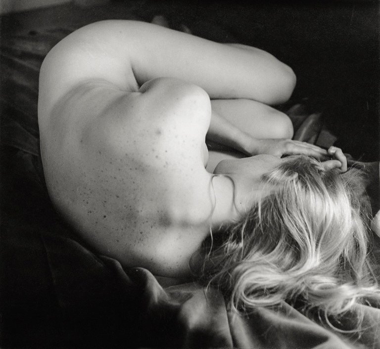 Auf diesem Bild ist das folgende Kunstwerk zu sehen: Imogen Cunningham. Phoenix lying on her side. 1968.