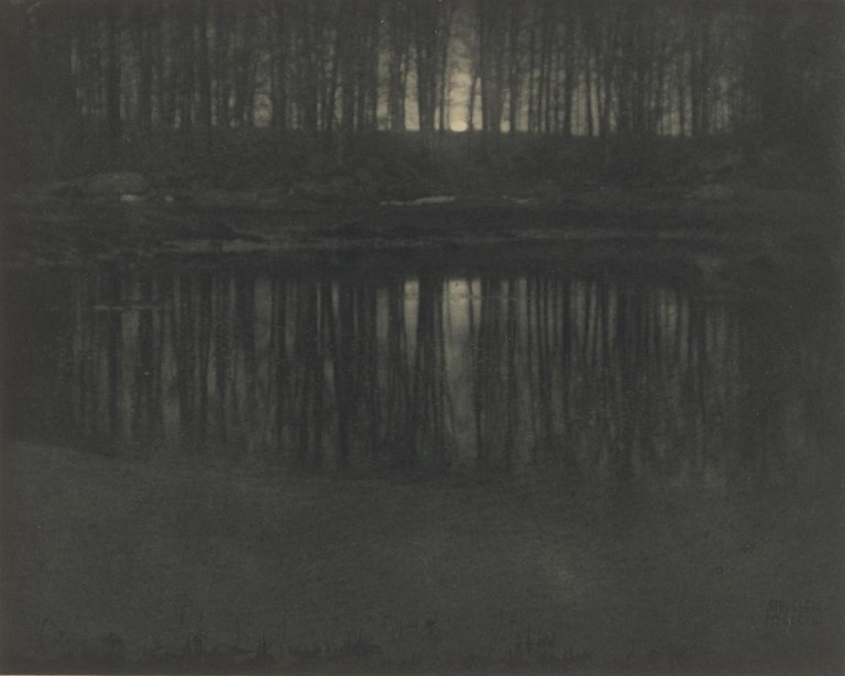 Auf diesem Bild ist das folgende Kunstwerk zu sehen: Edward Steichen. Moonlight: The Pond. 1903.