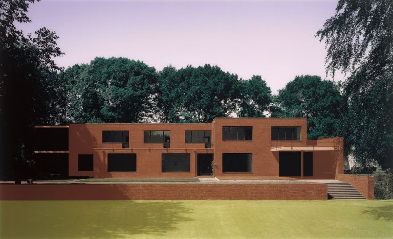 Auf diesem Bild ist das folgende Kunstwerk zu sehen: Thomas Ruff. „h.l.k. 01“ (Ludwig Mies van der Rohe, Haus Hermann Lange, Krefeld 1927–30). 2000.