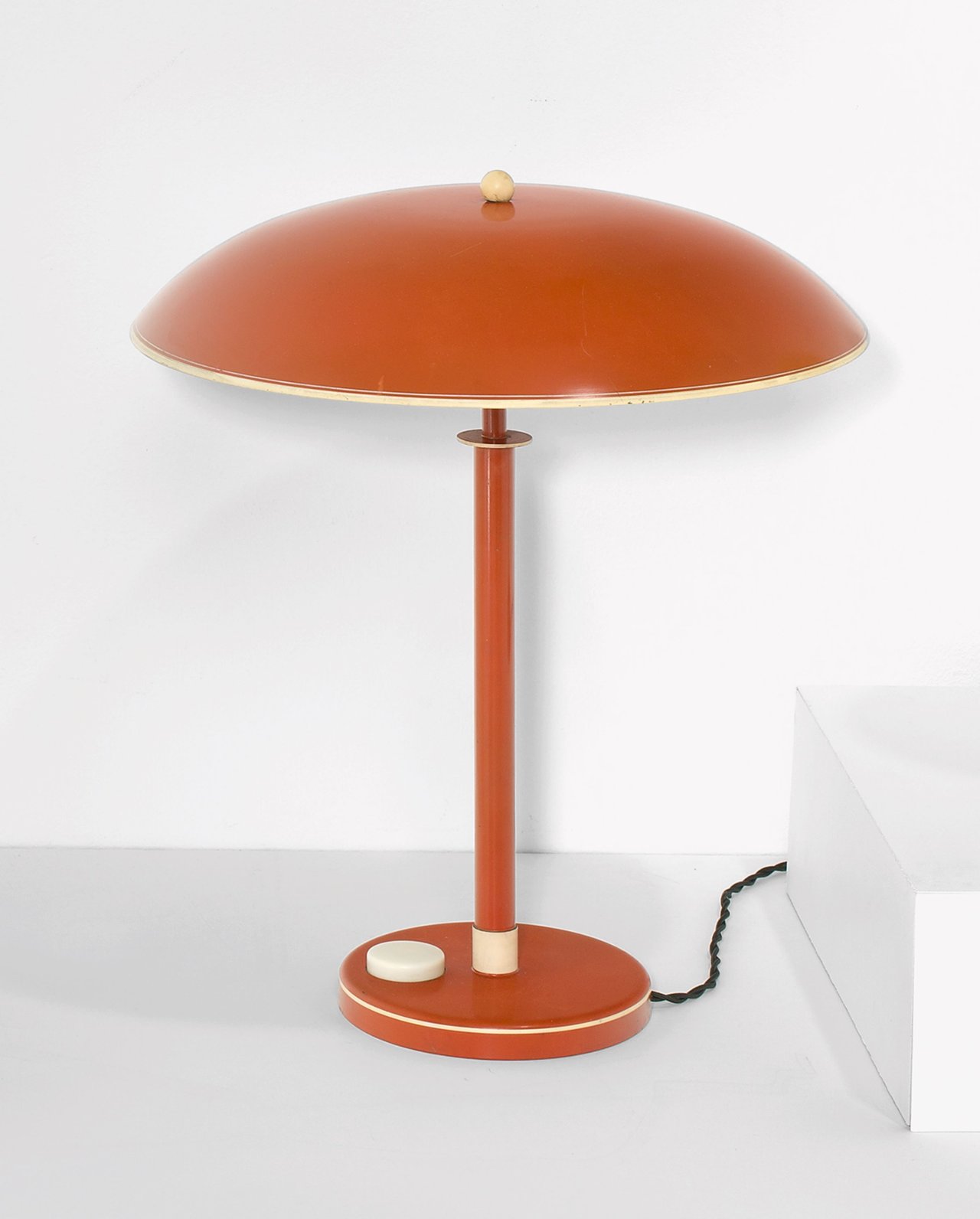 Auf diesem Bild ist das folgende Kunstwerk zu sehen: Marianne Brandt. Große Tischlampe „Tastlicht“. Um 1935.