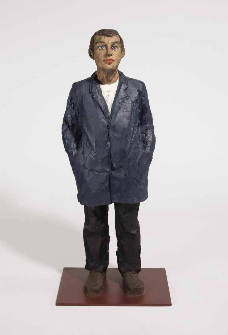 Auf diesem Bild ist das folgende Kunstwerk zu sehen: Stephan Balkenhol. Mann mit blauer Jacke. 2003.