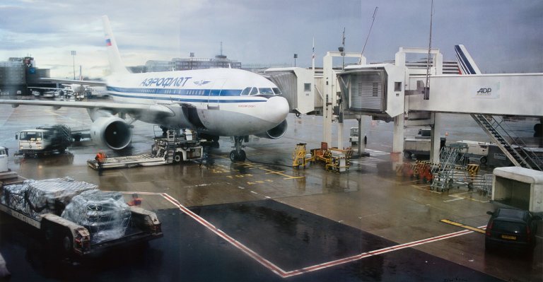 Auf diesem Bild ist das folgende Kunstwerk zu sehen: Peter Fischli und David Weiss. Ohne Titel (Airport Paris). 2008.