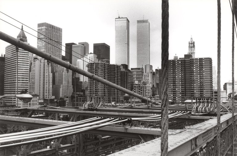 Auf diesem Bild ist das folgende Kunstwerk zu sehen: Max Jacoby. New York, N.Y. - South mit World Trade Center. Um 1971.