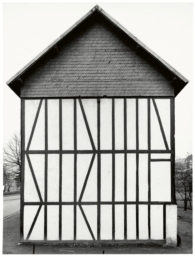 Auf diesem Bild ist das folgende Kunstwerk zu sehen: Bernd und Hilla Becher (Siegen 1931 - 2007 Rostock / Potsdam 1934 - 2015 Düsseldorf). Fachwerkhaus, Rensdorfstrasse 1, Salchendorf. 1961.