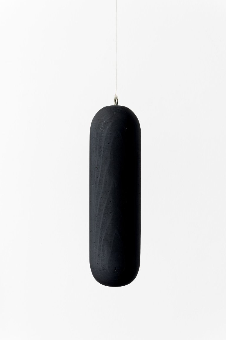 Auf diesem Bild ist das folgende Kunstwerk zu sehen: Richard Artschwager. Ohne Titel (Kegel schwarz). 1991.