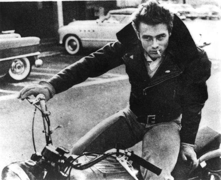 Auf diesem Bild ist das folgende Kunstwerk zu sehen: Phil Stern. James Dean auf dem Motorrad, Los Angeles. 1955.