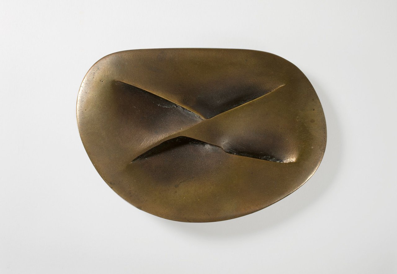 Auf diesem Bild ist das folgende Kunstwerk zu sehen: Meret Oppenheim. „Unterirdische Schleife“. 1960 - 77.