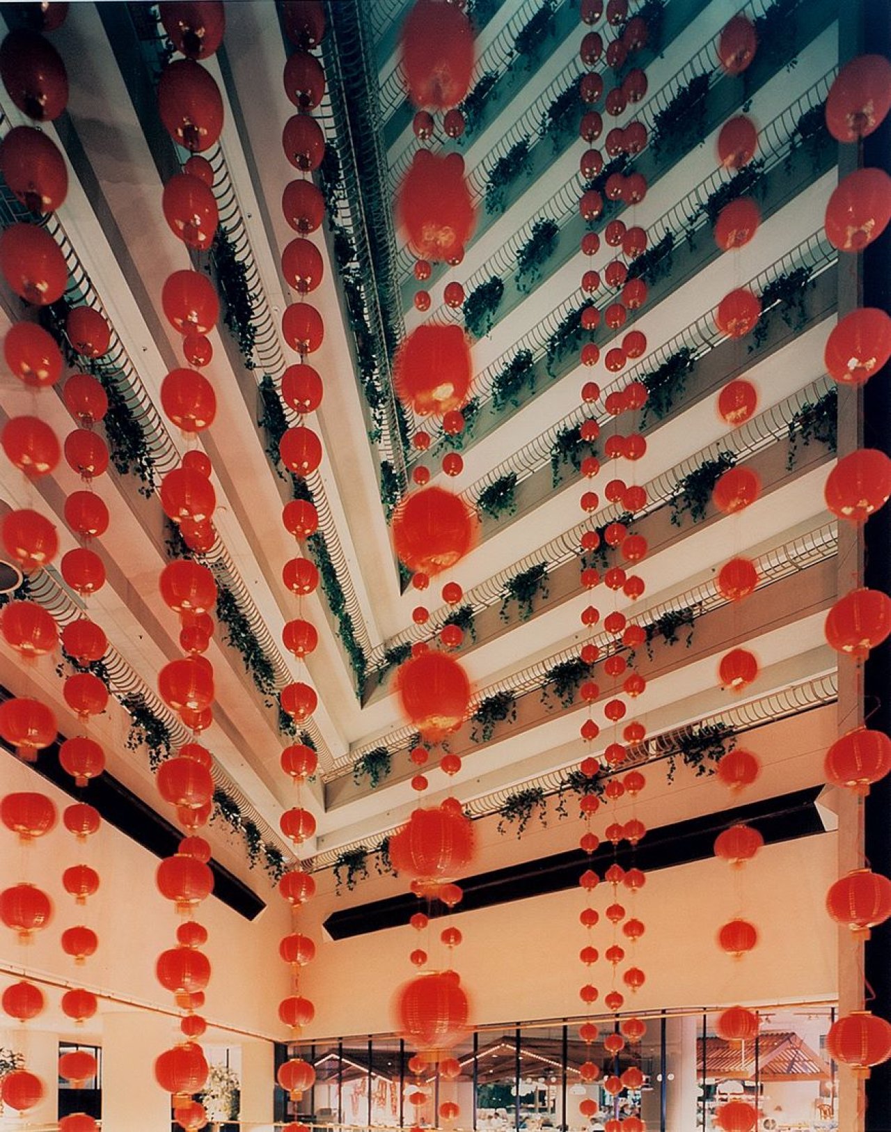 Auf diesem Bild ist das folgende Kunstwerk zu sehen: Andreas Gursky. „Singapore II“. 1997.