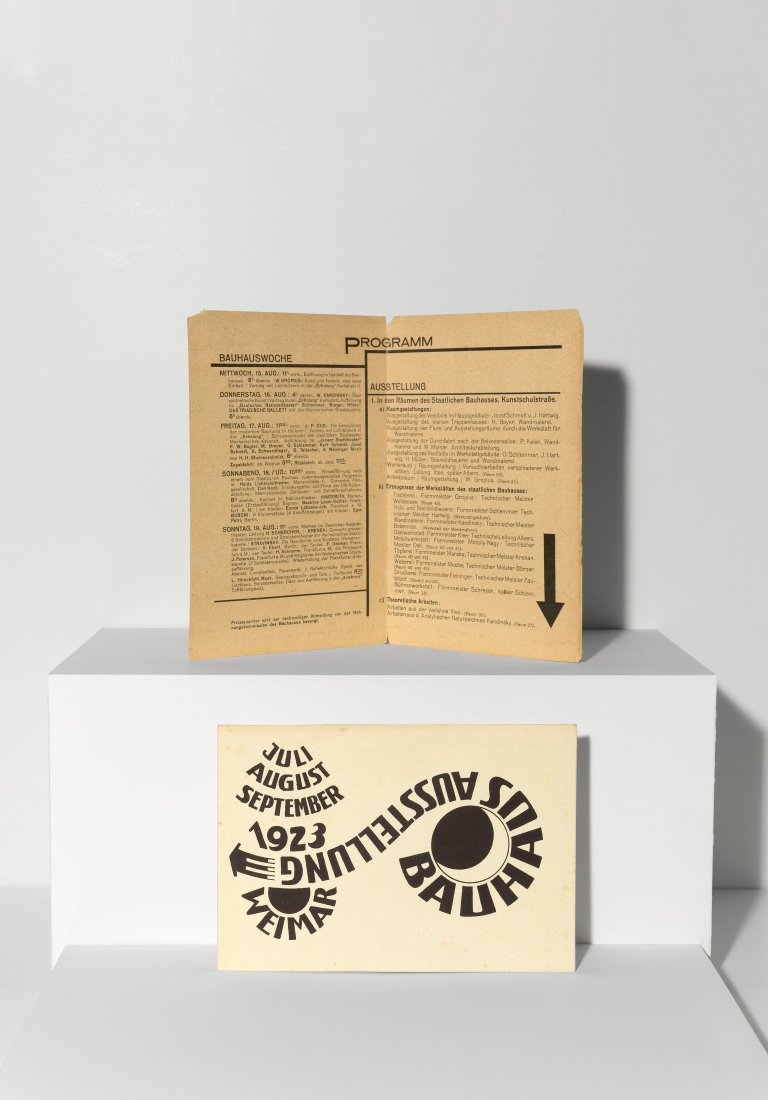 Auf diesem Bild ist das folgende Kunstwerk zu sehen: Ludwig Hirschfeld-Mack. „Bauhaus Ausstellung Weimar 1923 Juli August September“ und Programmheft der Bauhaus-Ausstellung (Faltblatt). 1923.