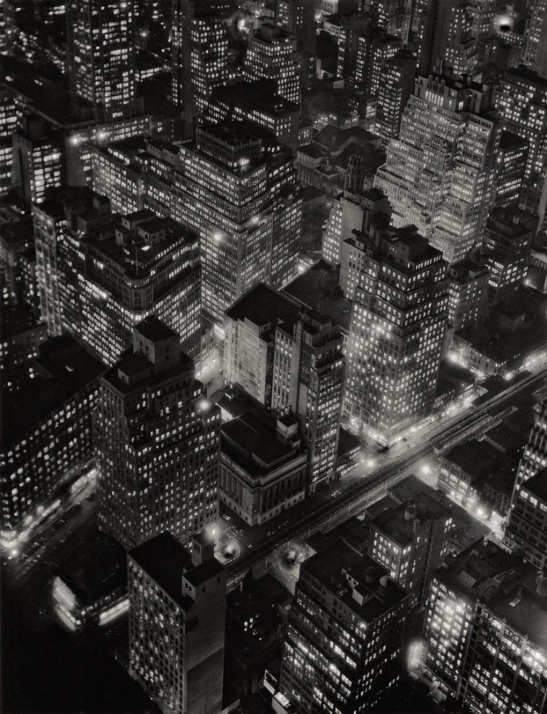Auf diesem Bild ist das folgende Kunstwerk zu sehen: Berenice Abbott. New York at Night: Empire State Building, 350 Fifth Avenue, West Side, 34th and 33rd Streets. 1932.
