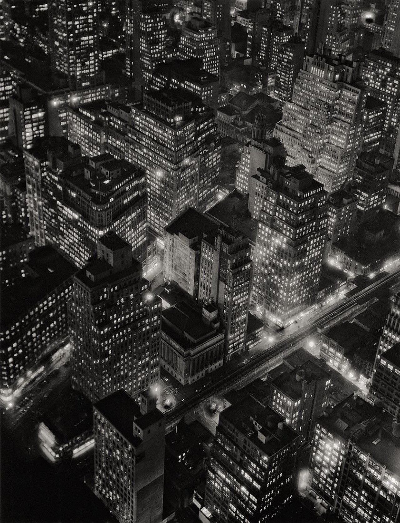 Auf diesem Bild ist das folgende Kunstwerk zu sehen: Berenice Abbott. New York at Night: Empire State Building, 350 Fifth Avenue, West Side, 34th and 33rd Streets. 1932.