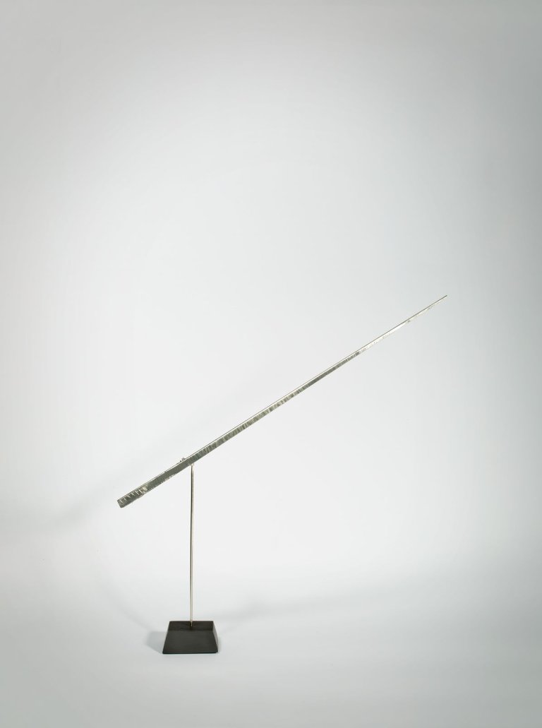 Auf diesem Bild ist das folgende Kunstwerk zu sehen: George Rickey. „Single Line“ or „One Line Horizontal“. 1964.