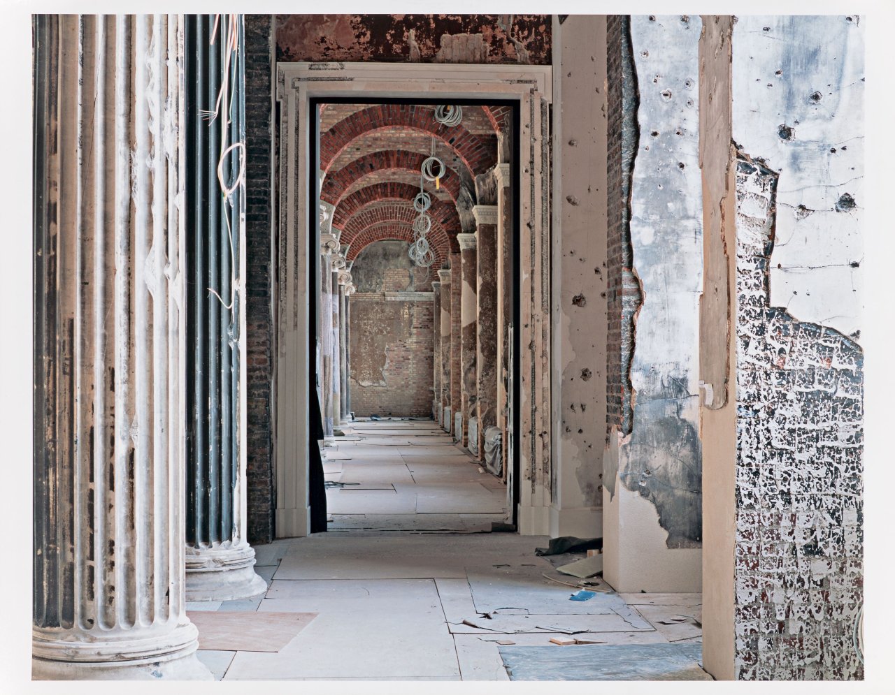 This picture shows the following artwork: Thomas Florschuetz. „Enclosure (Neues Museum)“. 2010.