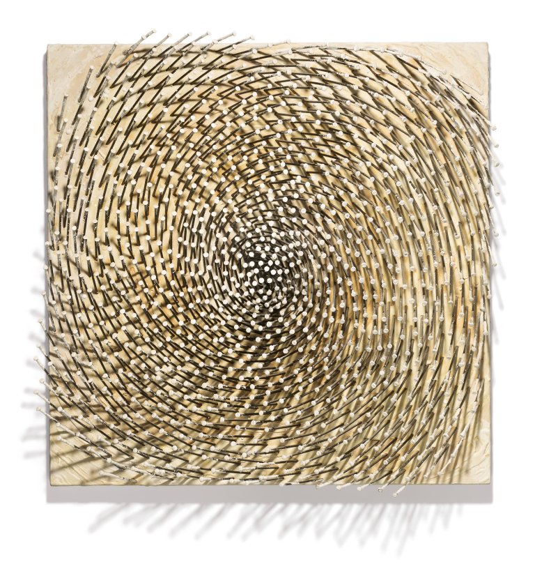 Auf diesem Bild ist das folgende Kunstwerk zu sehen: Günther Uecker. „SPIRALE“. 2005.