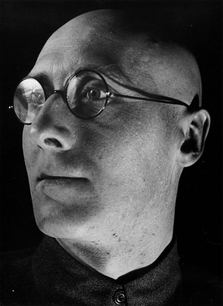 Auf diesem Bild ist das folgende Kunstwerk zu sehen: Alexander  Rodchenko. Der Dichter S. M. Tretjakow. 1928.