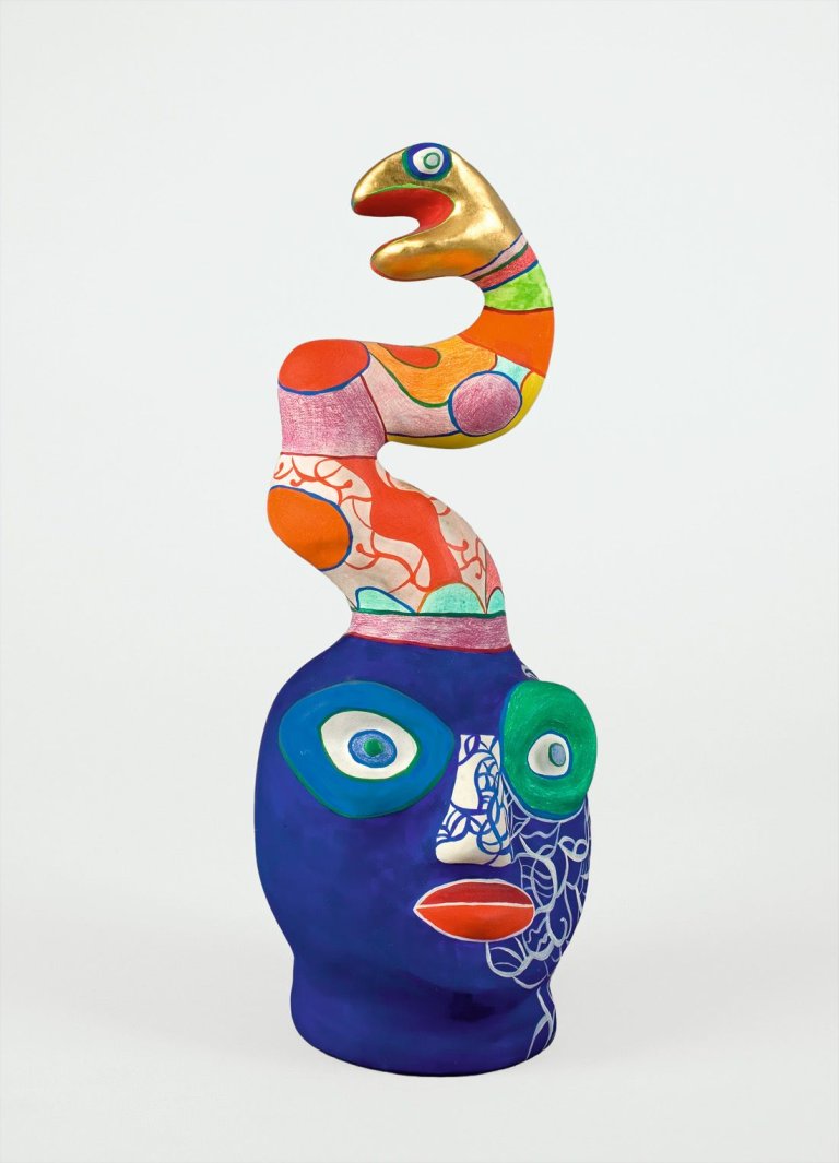 Auf diesem Bild ist das folgende Kunstwerk zu sehen: Niki de Saint Phalle. Ohne Titel (Kopf mit Schlange). Um 1985.
