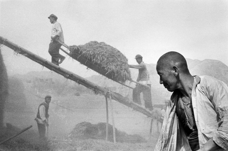 Auf diesem Bild ist das folgende Kunstwerk zu sehen: Marc Riboud. Shaanxi. 1957.