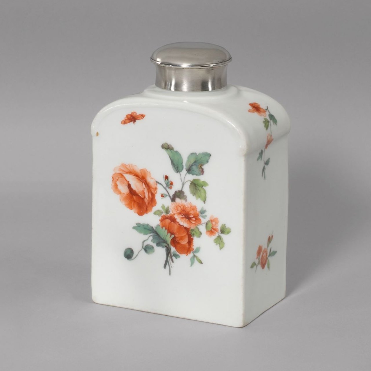 Auf diesem Bild ist das folgende Kunstwerk zu sehen:  KPM Königliche Porzellan-Manufaktur Berlin. Teedose Glatt mit Blumenmalerei und Silberdeckel. Um 1780.