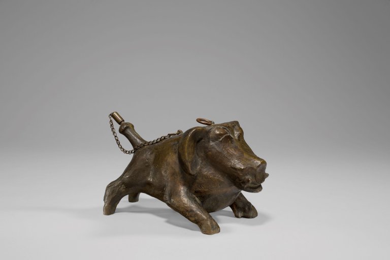 Auf diesem Bild ist das folgende Kunstwerk zu sehen: Bernhard Hoetger. „Grotesker Hund auf vier kurzen Füßen (Tischfeuerzeug)“. 1924.