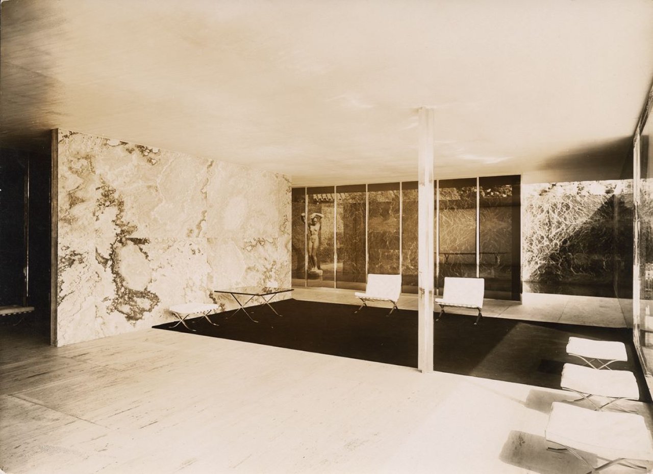 Auf diesem Bild ist das folgende Kunstwerk zu sehen: Ludwig Mies van der Rohe. Barcelona Pavillon, Interieur mit Onyxwand und Georg Kolbes Skulptur „Morgen“ im Hintergrund. 1929.