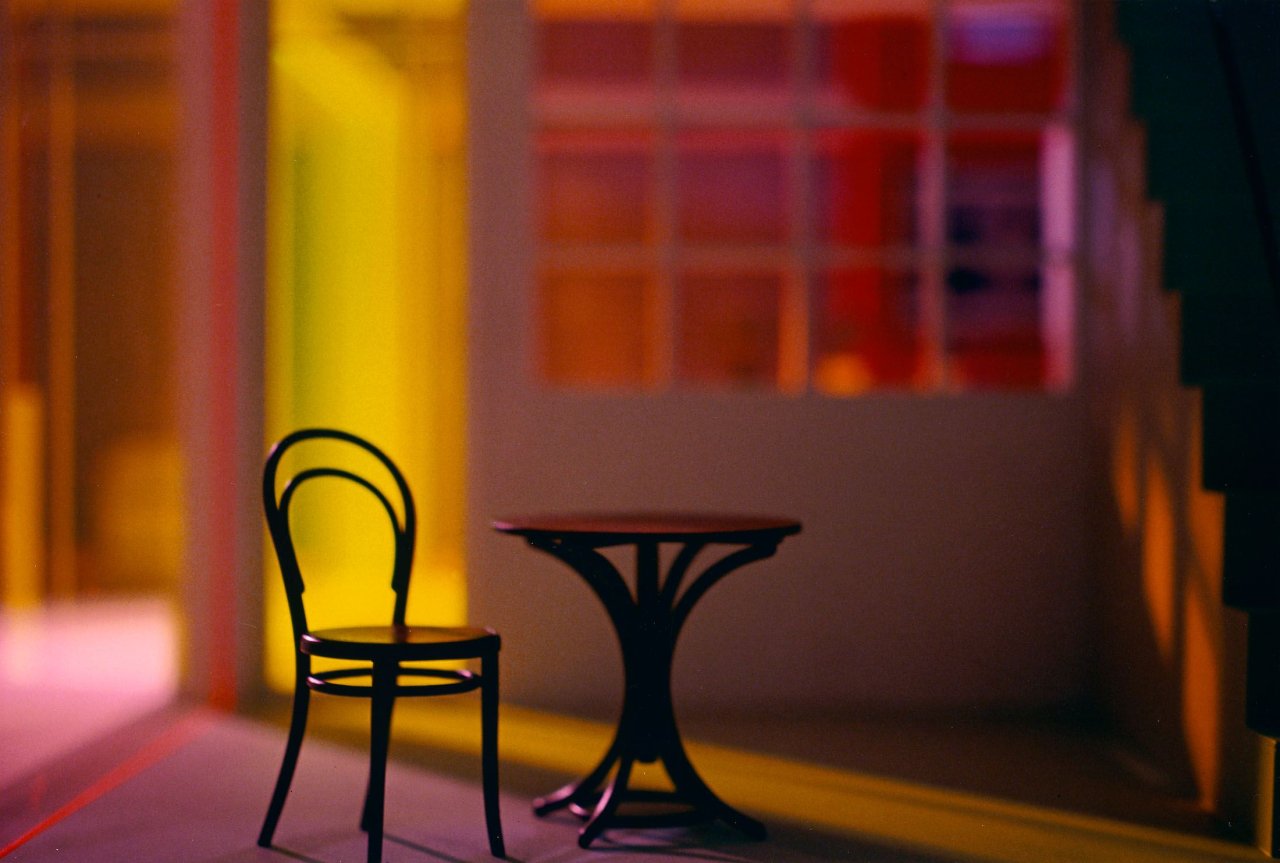 Auf diesem Bild ist das folgende Kunstwerk zu sehen: Laurie Simmons. „Kaleidoscope House # 10“. 2000.