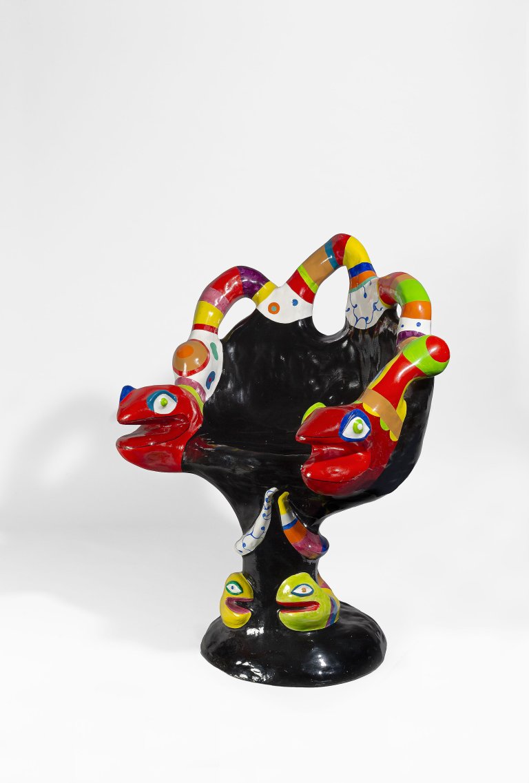 Auf diesem Bild ist das folgende Kunstwerk zu sehen: Niki de Saint Phalle. Fauteuil noir (grand fauteuil). 1980.