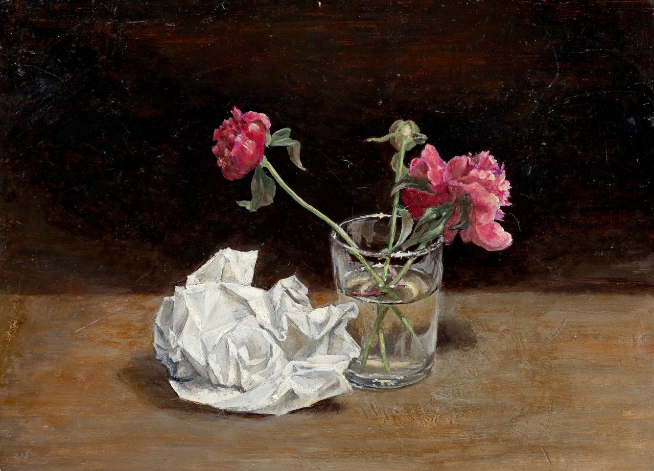 Auf diesem Bild ist das folgende Kunstwerk zu sehen:  Deutsch. Stillleben mit zerknülltem Papier und Blumen im Glas. Um 1900.