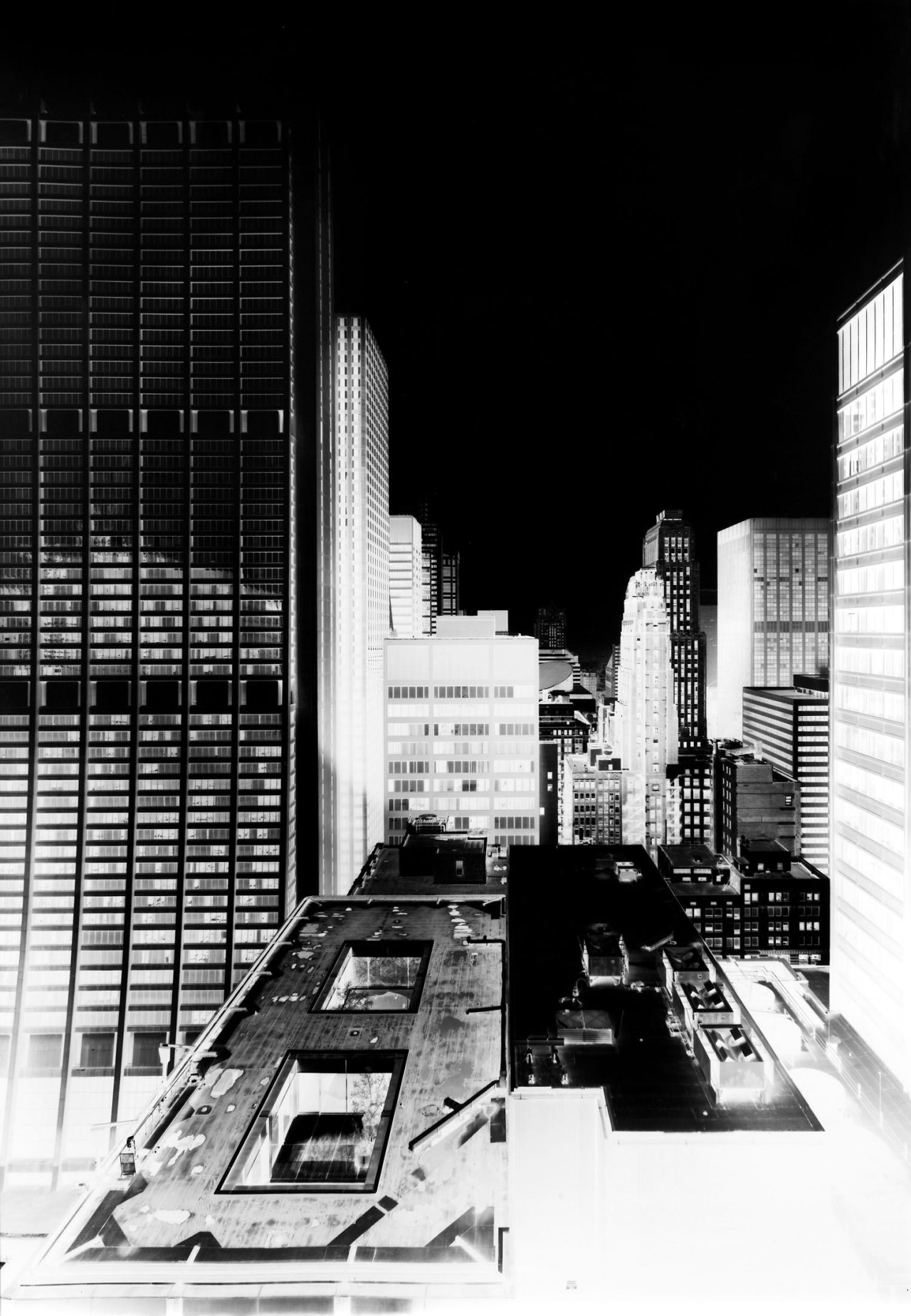 Auf diesem Bild ist das folgende Kunstwerk zu sehen: Vera Lutter. 135 La Salle Street, Chicago, IV: November 15, 2001.
