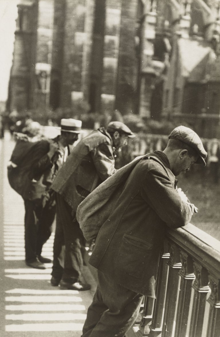 Auf diesem Bild ist das folgende Kunstwerk zu sehen: Germaine Krull. Aus der Serie „Les Clochards“. Um 1928.