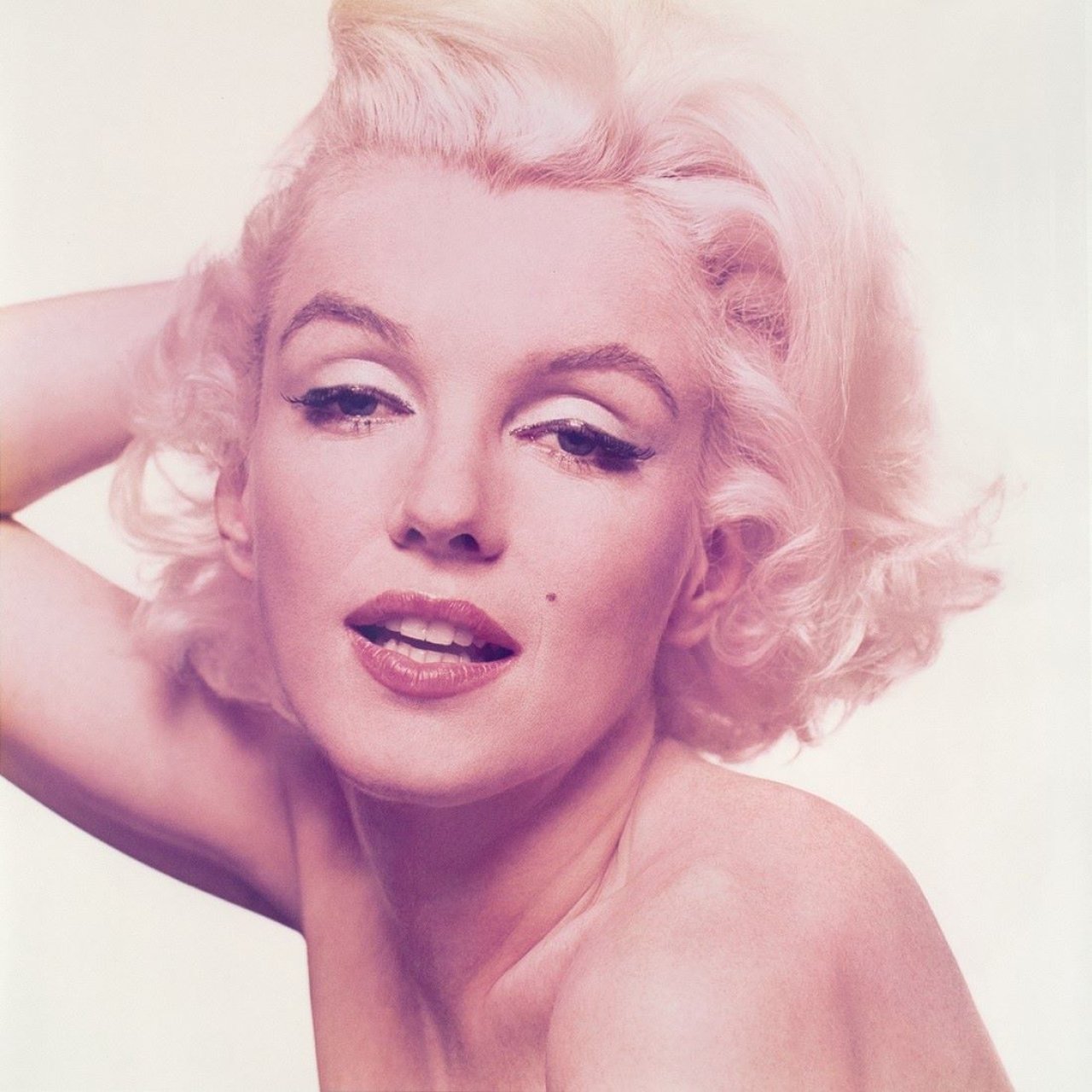 Auf diesem Bild ist das folgende Kunstwerk zu sehen: Bert Stern. Marilyn Monroe, aus „The Last Sitting“  (Feeling good). 1962.