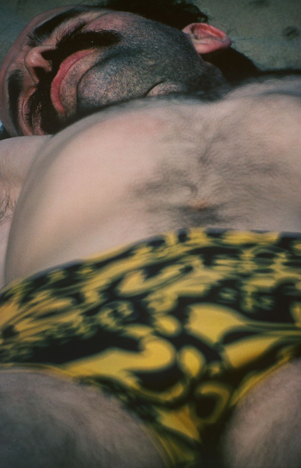 This picture shows the following artwork: William Klein. „Man + leopard shorts Beach“. 1979.