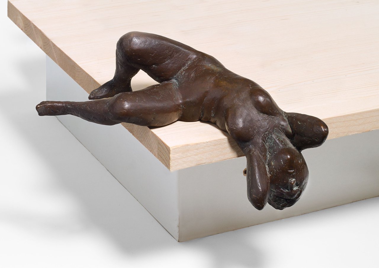Auf diesem Bild ist das folgende Kunstwerk zu sehen: Waldemar Otto. „Herabhängende Bacchantin (Brunnenfigur)“. 1992.