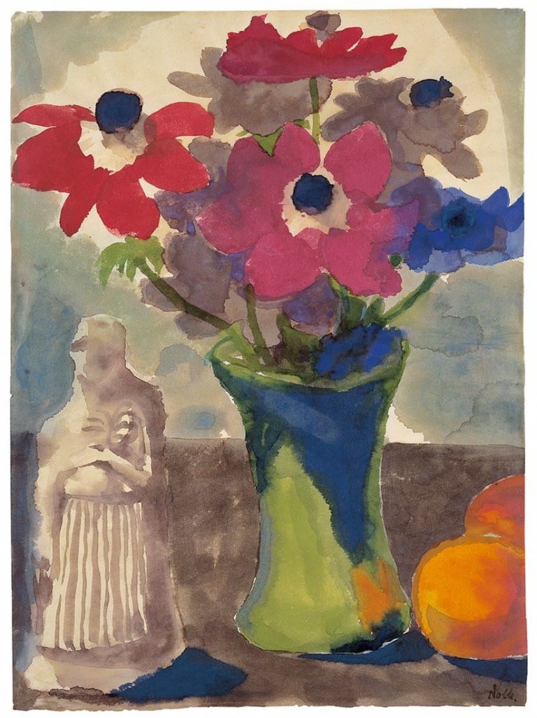 This picture shows the following artwork: Emil Nolde. „Stilleben (Anemonen in grüner Vase, Orangen und eine Skulptur)“. Um 1925/30.