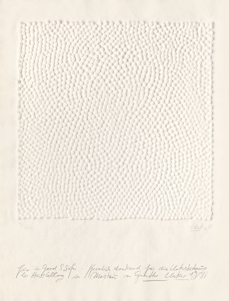 Auf diesem Bild ist das folgende Kunstwerk zu sehen: Günther Uecker. „Interferenzen“. 1988.