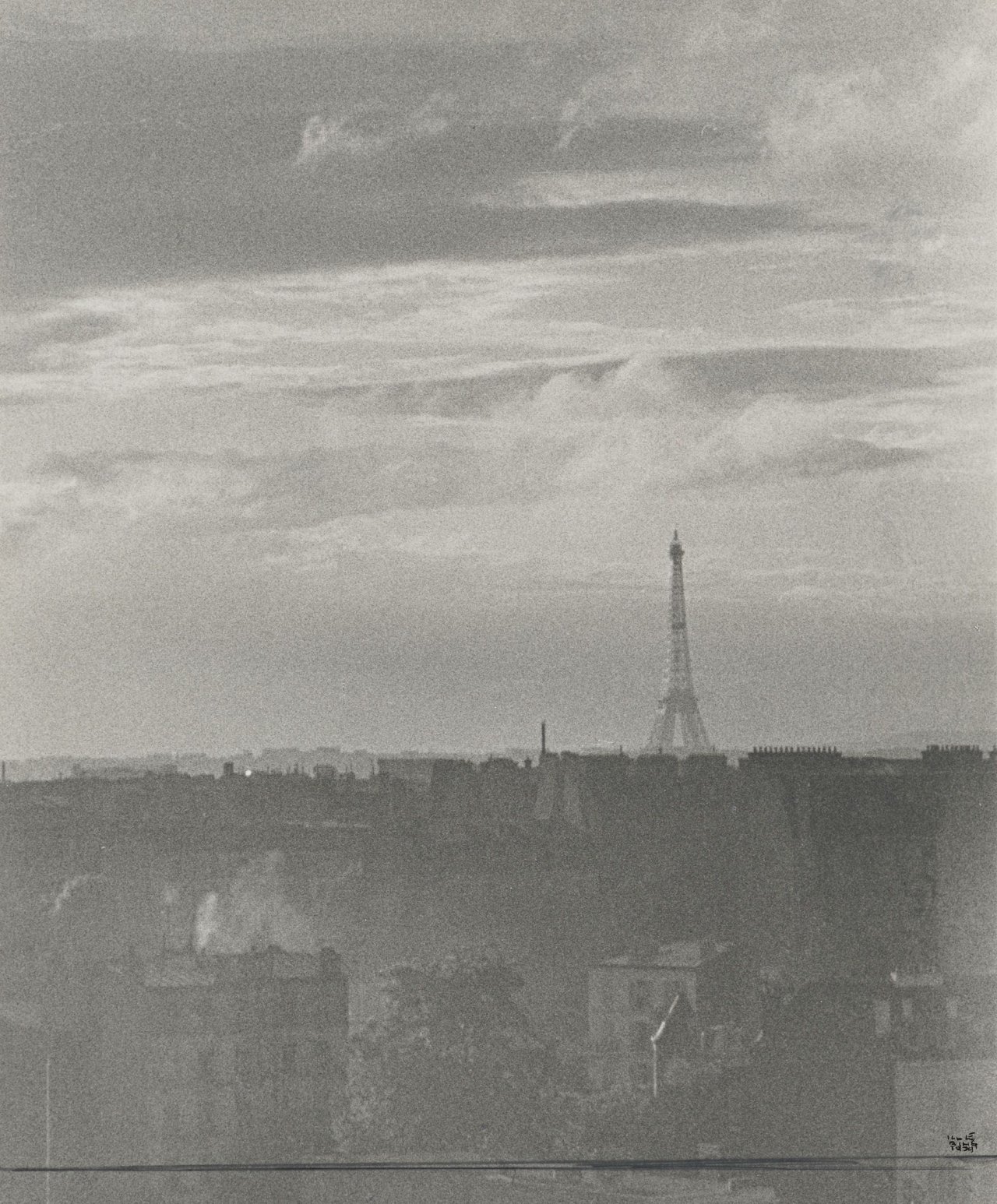 Auf diesem Bild ist das folgende Kunstwerk zu sehen: Ilse Bing. „Thunderstorm over Paris, last bastille day before the war“. 1939.