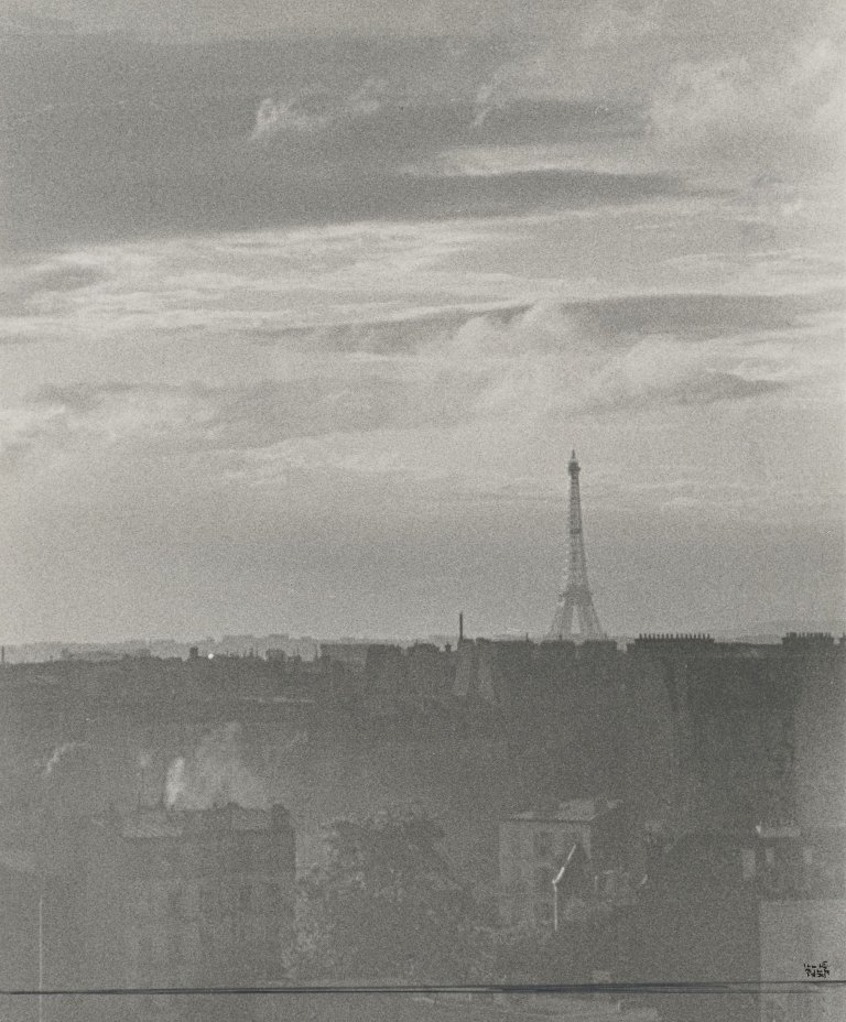 Auf diesem Bild ist das folgende Kunstwerk zu sehen: Ilse Bing. „Thunderstorm over Paris, last bastille day before the war“. 1939.